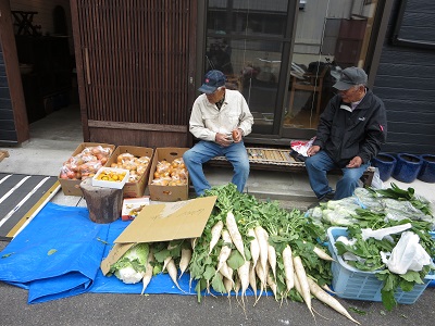 近くの農家から野菜の販売